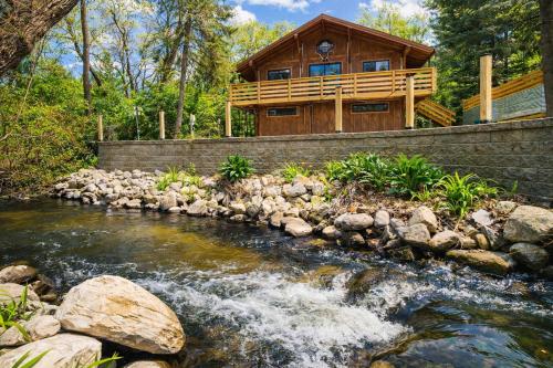 Exclusive 2 Chalet Stay-HotTub-Fireplace-Beachside in Traverse City, USA