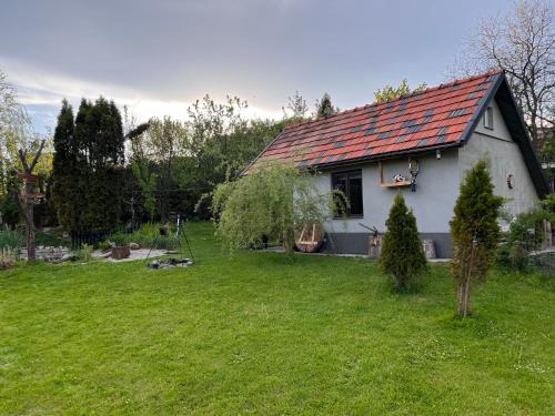Dārzs, Chatka nad stawem in Wierzchoslawice