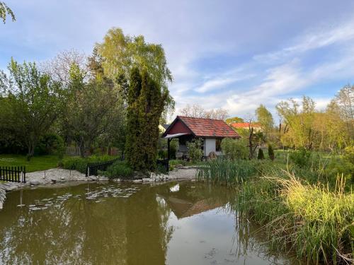 Apkārtne, Chatka nad stawem in Wierzchoslawice