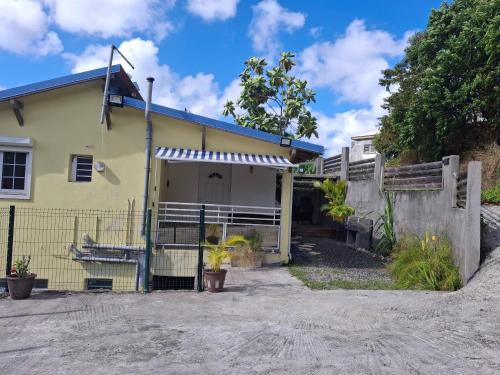 Maison accueillante à Les Abymes avec terrasse - Location saisonnière - Les Abymes