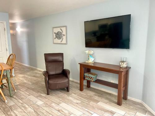 Beachgate Condo Suites and Hotel 516 condo - image 2