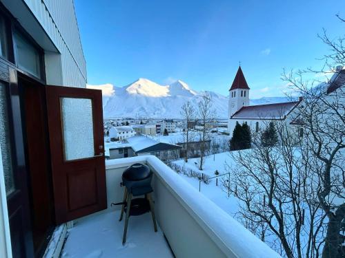 Chic Townhouse - Views Telescope Balcony BBQ in Siglufjordur