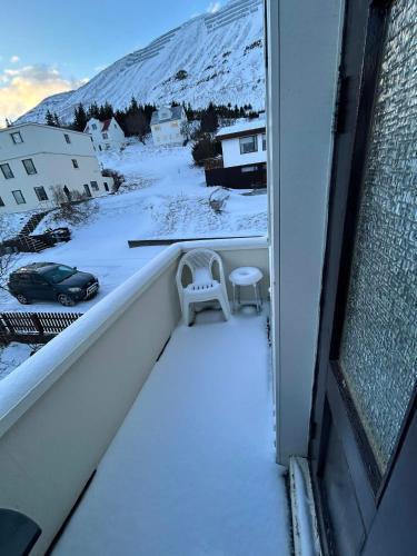Chic Townhouse - Views Telescope Balcony BBQ in Siglufjordur
