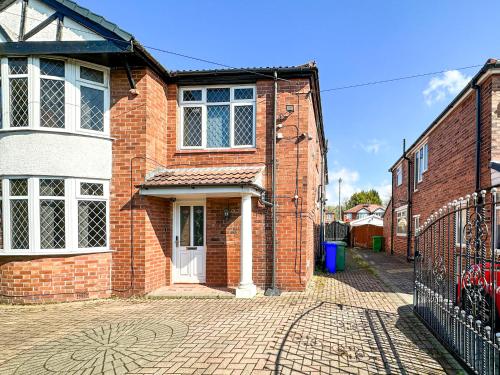 5BR Manchester Home Jacuzzi, Garden & Parking, Manchester