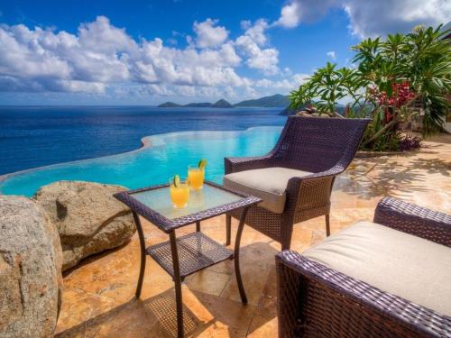 Elite Headland Villa stunning Views & Infinity Pool in Great Mountain
