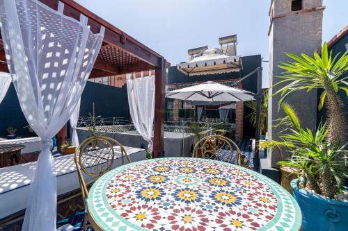 Entire 5 bedroom Boutique Riad with pool and Breakfast included - image 11