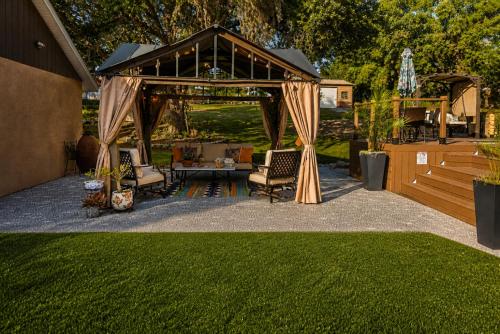 Serene Mountain Retreat With Pool in Howey in the Hills (Florida)