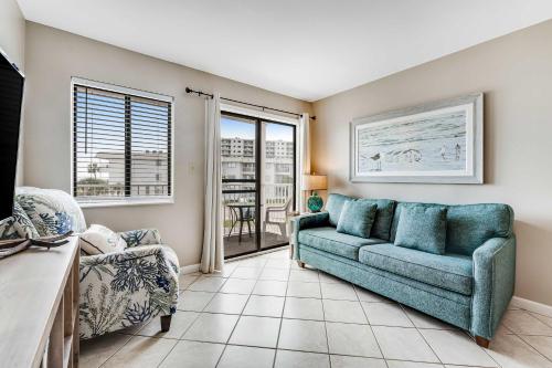 Condo by the beach with Gulf views plus shared pool in Gulf Highlands