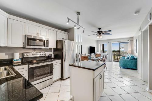 Condo by the beach with Gulf views plus shared pool in Gulf Highlands