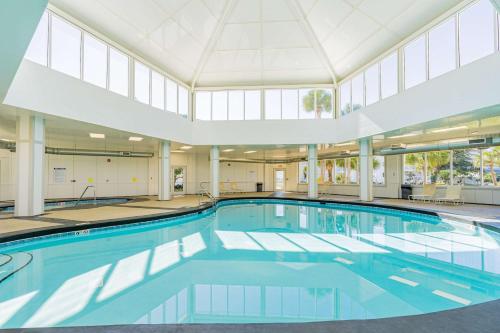 Condo by the beach with Gulf views plus shared pool in Gulf Highlands