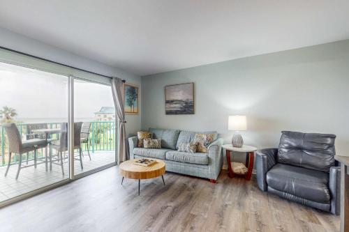 Waterfront condo with shared pool & hot tub - near dining & the beach – khách sạn tại Gulf Highlands