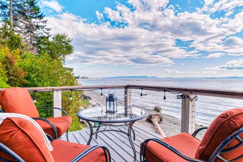 2BR Oceanfront Cottage w/ Fire Table & Huge Deck in Point Roberts