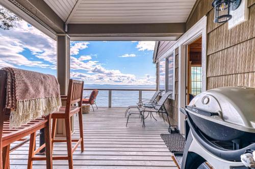 2BR Oceanfront Cottage w/ Fire Table & Huge Deck in Point Roberts
