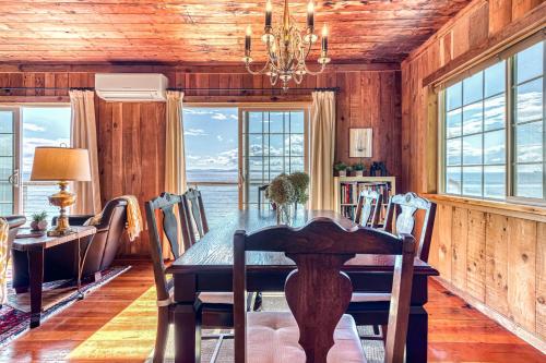 2BR Oceanfront Cottage w/ Fire Table & Huge Deck in Point Roberts