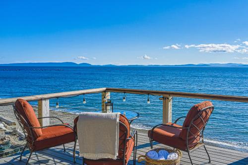 2BR Oceanfront Cottage w/ Fire Table & Huge Deck in Point Roberts