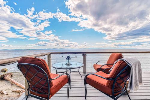 2BR Oceanfront Cottage w/ Fire Table & Huge Deck in Point Roberts