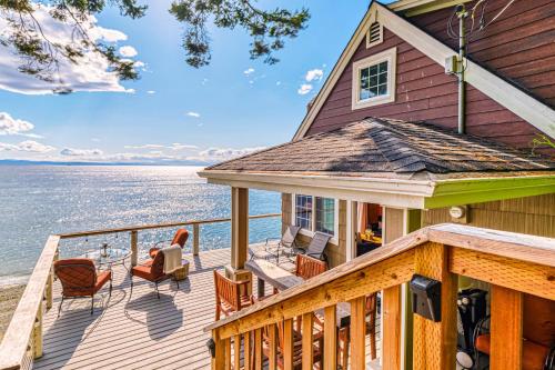 2BR Oceanfront Cottage w/ Fire Table & Huge Deck in Point Roberts