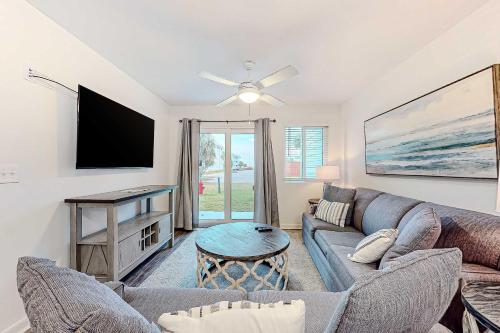 Coastal condo with open layout nautical theme smart TVs beach access & AC – khách sạn tại Gulf Highlands
