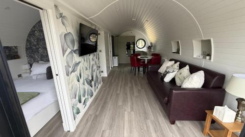 Oak Lodge - Riverbank Lodges in Томатін