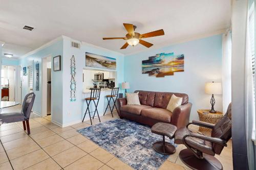 Coastal condo just steps from the beach w shared pool BBQ area WiFi AC W&D – khách sạn tại Little Lagoon