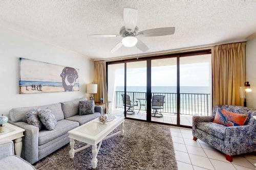 Beachfront Condo with Gorgeous Gulf View Balcony & Shared Pools – khách sạn tại Perdido Beach