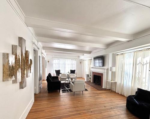 Large 5 Bedroom House perfect for large group