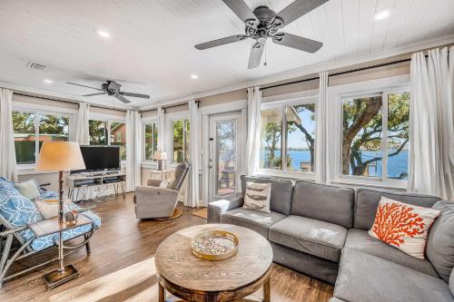 Charming bay front home with WiFi central AC balcony & deck – khách sạn tại Caswell
