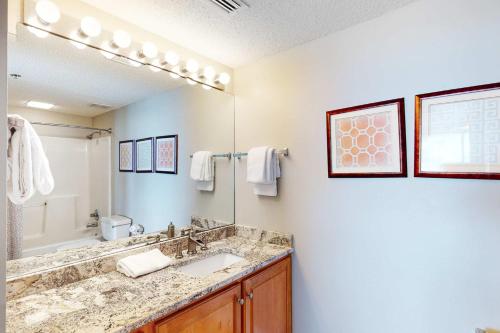 Beachfront condo with pool tennis court hot tub & central AC in Orange Beach (AL)
