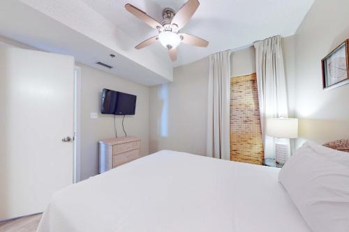 Beachfront condo with pool tennis court hot tub & central AC in Orange Beach (AL)
