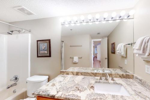 Beachfront condo with pool tennis court hot tub & central AC in Orange Beach (AL)