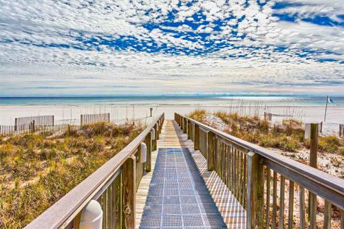 Beachfront condo with pool tennis court hot tub & central AC in Orange Beach (AL)