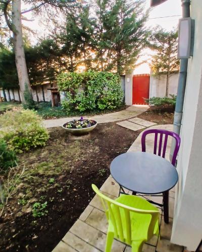 Kert, Studio attenant à maison avec parking, jardin, baignoire (Studio attenant a maison avec parking, jardin, baignoire) in Irigny
