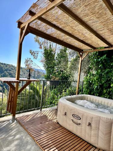 Chambre d'hotes romantique avec jacuzzi prive, parking, apercu mer in Ventabrun