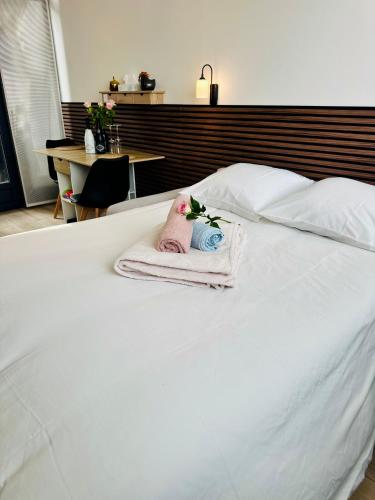 Chambre d'hotes romantique avec jacuzzi prive, parking, apercu mer in Ventabrun
