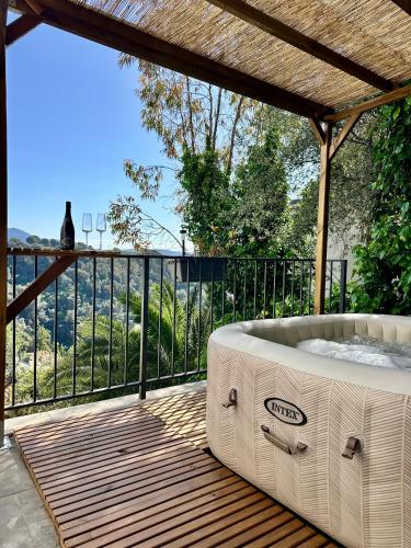 Chambre d'hotes romantique avec jacuzzi prive, parking, apercu mer in Ventabrun