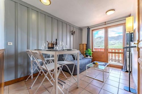 Alpine Stay w Balcony near Slope center of Val thorens