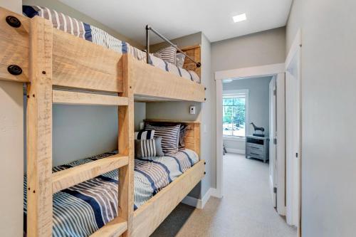 New Luxury Loft #10 - Huge Hot Tub & Great Views - 500 Dollars Of FREE Activities & Equipment Rentals Daily in Winter Park, USA