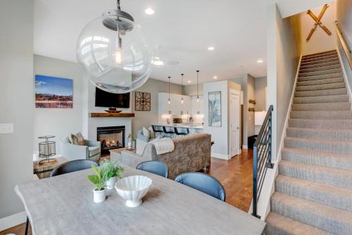 New Luxury Loft #10 - Huge Hot Tub & Great Views - 500 Dollars Of FREE Activities & Equipment Rentals Daily in Winter Park, USA