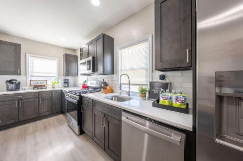 Modern 3BR| Easy Access to NYC + City Views in West Orange (NJ)