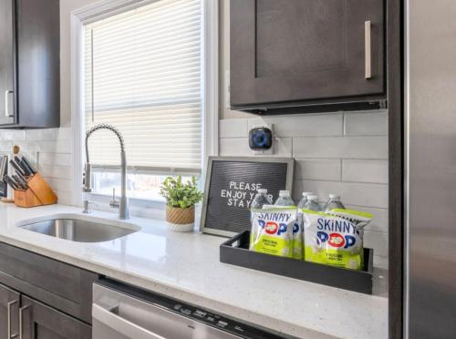 Modern 3BR| Easy Access to NYC + City Views in West Orange (NJ)