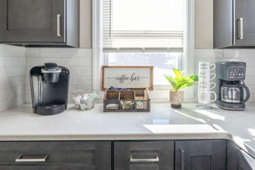 Modern 3BR| Easy Access to NYC + City Views in West Orange (NJ)