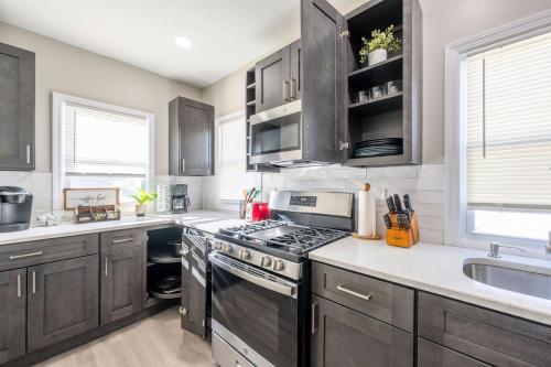 Modern 3BR| Easy Access to NYC + City Views in West Orange (NJ)