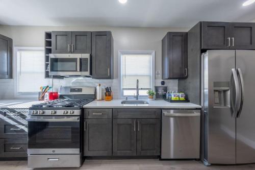 Modern 3BR| Easy Access to NYC + City Views in West Orange (NJ)