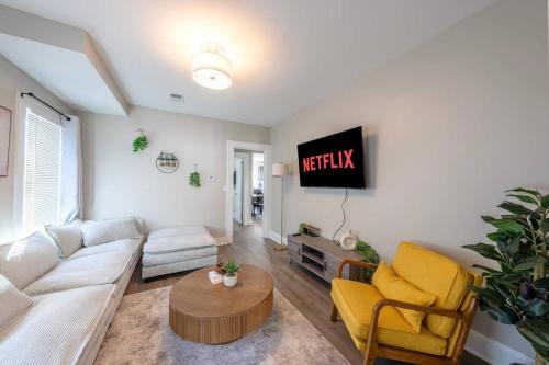 Modern 3BR| Easy Access to NYC + City Views in West Orange (NJ)