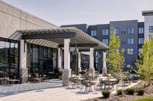 ระเบียง/ชานเรือน, อาร์เชอร์ โฮเต็ล ฟลอแรม พาร์ค (Archer Hotel Florham Park) in ฟลอร์แฮม พาร์ค (NJ)