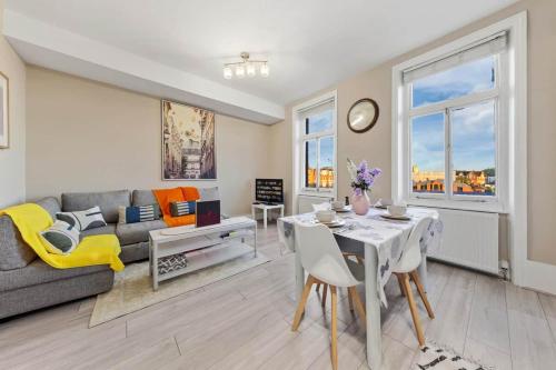 Modern 2BR flat near The Queens Tennis Club West Kensington - image 6