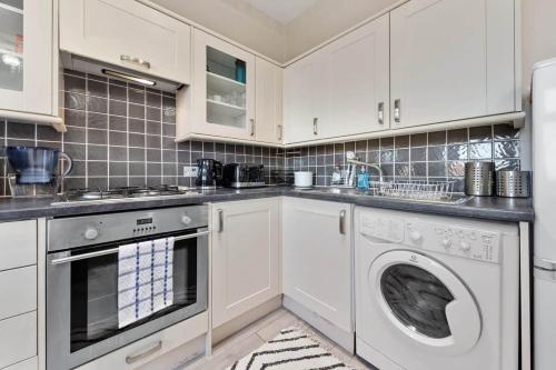 Modern 2BR flat near The Queens Tennis Club West Kensington - main image