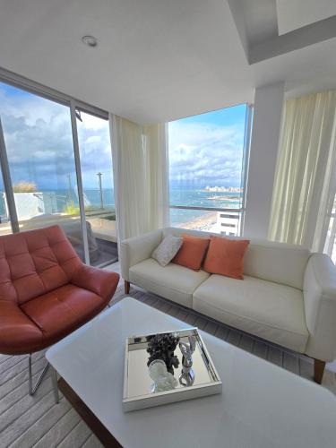 Penthouse by the sea, pool and jacuzzi