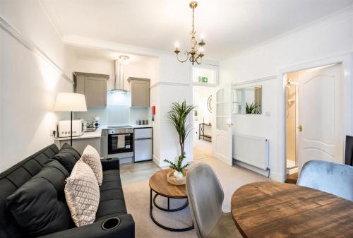 Coastal Nest - Cosy flat in Irvine town centre - 5 minute drive from beach – khách sạn tại Trung tâm Irvine