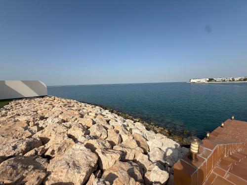 plage, Elegant 5BR Villa with Private Pool & Private Beach Access Durrat Al Bahrain in Sakhir